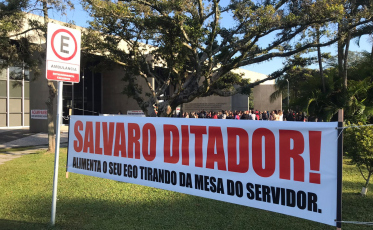 Servidores públicos fazem manifestação em frente ao Paço Municipal (FOTOS)