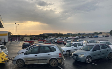 Gasolina a R$ 4,99 gera filas extensas em Araranguá (FOTOS E VÍDEO)