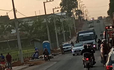 Acidente envolvendo duas motos deixa trânsito lento na Rodovia Alexandre Beloli