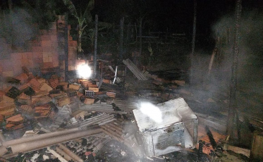 Residência é tomada pelo fogo em Balneário Gaivota