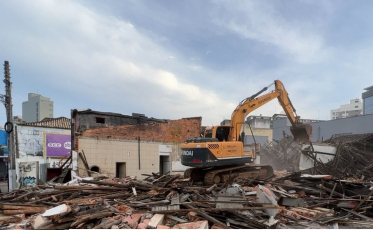 Imóvel abandonado é demolido em Criciúma