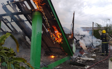 Residência é destruída pelo fogo em Balneário Arroio do Silva
