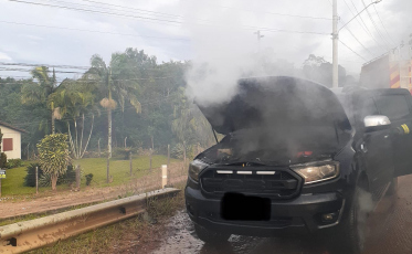 Caminhonete pega fogo no bairro Quarta Linha