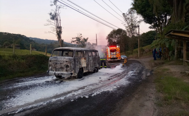 Kombi pega fogo em Urussanga