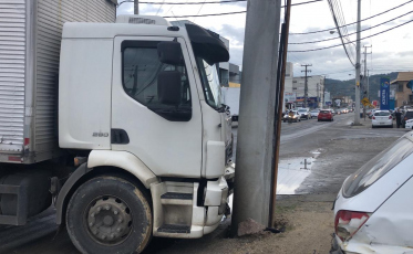 Motorista morre atropelado pelo próprio caminhão