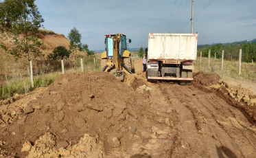 Serviços Urbanos de Içara trabalha no alargamento da Rodovia Pietro Sartor 
