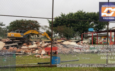 Após incêndio, parte da Escola Ludovico Coccolo é demolida 