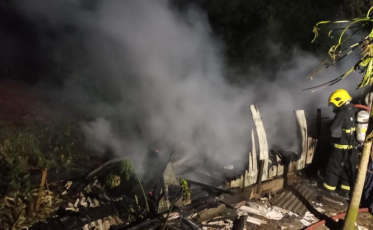 Edificação de avicultura pega fogo em Ermo