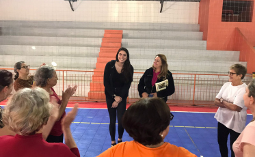 Içara: Alunas do vôlei adaptado recebem visita de atleta profissional