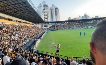Torcedor lota o Estádio Heriberto Hülse neste sábado (FOTOS)