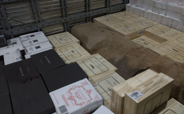 Polícia Federal apreende caminhão com mil caixas de vinho clandestino