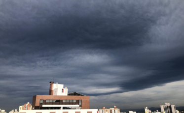 Defesa Civil alerta para rajadas fortes de vento no Litoral Sul de SC