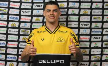 Criciúma apresenta o meia-atacante Alexandre Tam