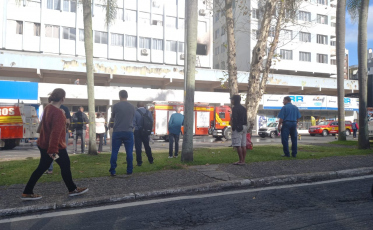 Incêndio atinge apartamento e deixa um jovem gravemente ferido em Criciúma (FOTOS E VÍDEOS)