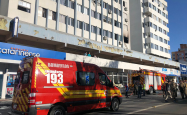 Incêndio atinge apartamento e deixa um jovem gravemente ferido em Criciúma (FOTOS E VÍDEOS)