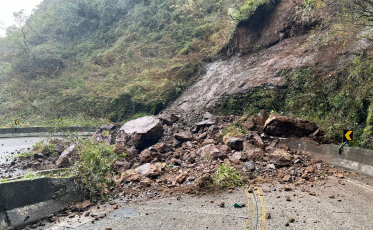 Queda de barreira interrompe trânsito na Serra do Rio do Rastro
