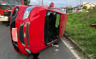 Acidente seguido de capotamento é registrado em Araranguá