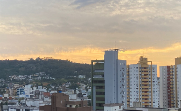 Para a quinta-feira, previsão indica sol entre nuvens 