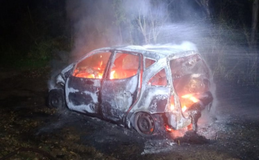 Meleiro: Incêndio deixa carro destruído na SC-447