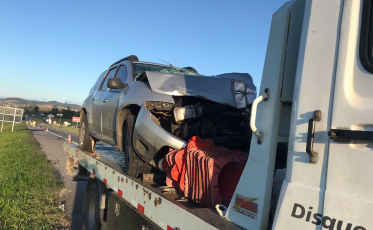 Colisão entre caminhão e carro é registrada na BR-101