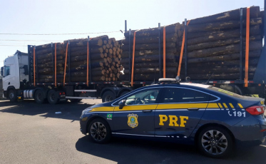 Carreta é flagrada com 11 toneladas de excesso na BR-101 em Araranguá