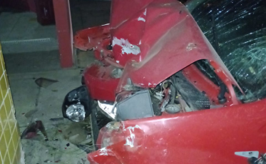 Homem fica ferido após colidir carro contra parede em Nova Veneza