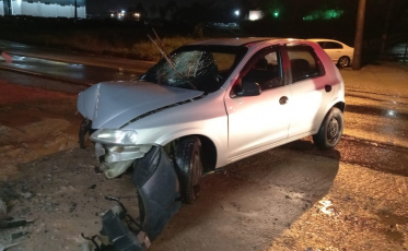 Içara: Carro colide contra poste e deixa duas pessoas feridas