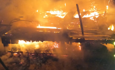 Residência é destruída pelo fogo na madrugada desta segunda-feira em Içara