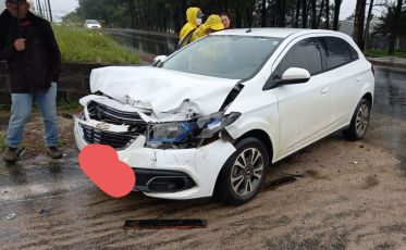 Caminhão e carro colidem no Jardim Elizabete em Içara