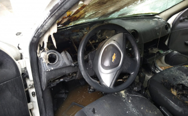 Carro pega fogo às margens de estrada no bairro Ceará