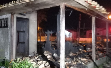 Incêndio deixa casa totalmente destruída em Balneário Rincão