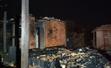 Incêndio deixa casa totalmente destruída em Balneário Rincão