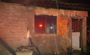 Balneário Rincão: Bombeiros combatem incêndio em residência