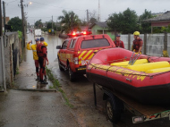 Bombeiros retiram famílias no bairro Sangão, em Criciúma.