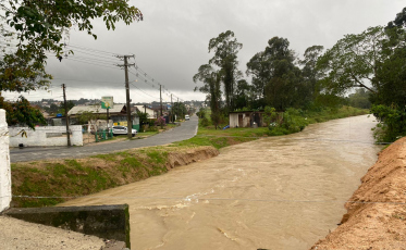 Rua alagada e desabamento são registrados em Cocal do Sul (FOTOS)