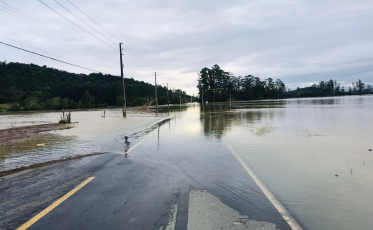 Acessos a Maracajá estão interditados devido à água na pista (FOTOS e VÍDEO)