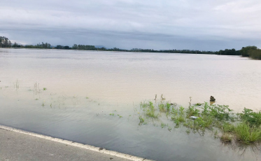 Acessos a Maracajá estão interditados devido à água na pista (FOTOS e VÍDEO)