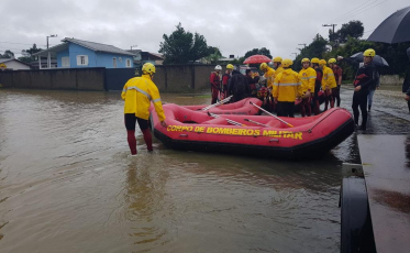 Criciúma: Com auxílio de botes, orgãos resgatam famílias em áreas alagadas