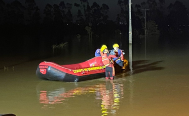 Bombeiros resgatam sete pessoas ilhadas em Araranguá