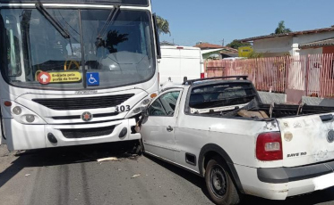 Criciúma: Saveiro colide em ônibus no bairro Santo Antônio 