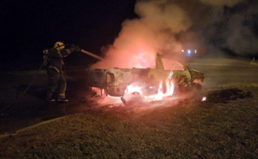Maracajá: Bombeiros combatem incêndio em veículo