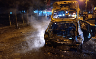 Incêndio deixa carro destruído em Criciúma