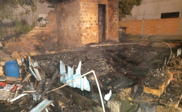 Fogo atinge residência em Balneário Rincão