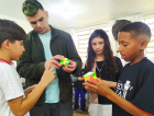 Campeão Brasileiro de Cubo mágico faz apresentação na Escola José Giassi