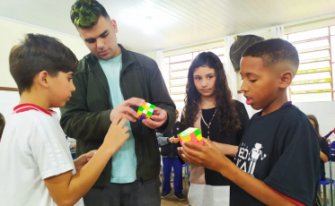 Campeão Brasileiro de Cubo mágico faz apresentação na Escola José Giassi