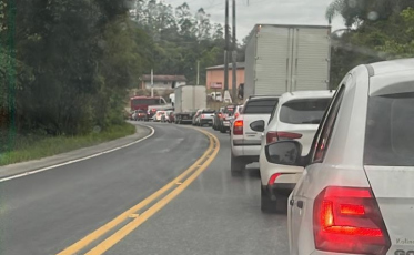 Colisão entre carro e caminhão prejudica o trânsito na SC-108