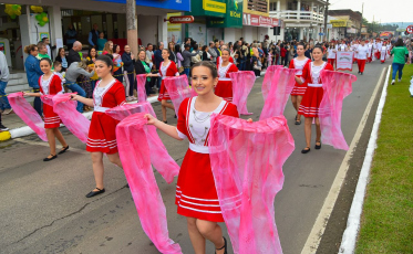 Mais de 5 mil pessoas prestigiam Desfile Cívico em Forquilhinha 