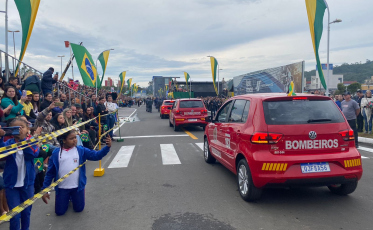 Criciúma: Desfile cívico reúne milhares de pessoas na Rua da Gente
