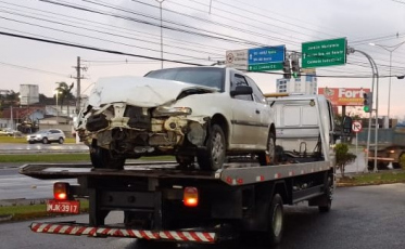 Três pessoas são hospitalizadas após acidente na Avenida Centenário