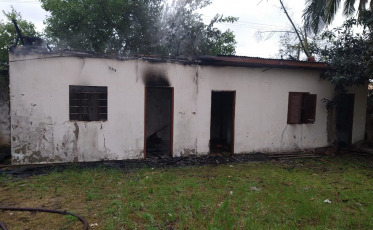 Imóvel abandonado é atingido por incêndio em Criciúma
